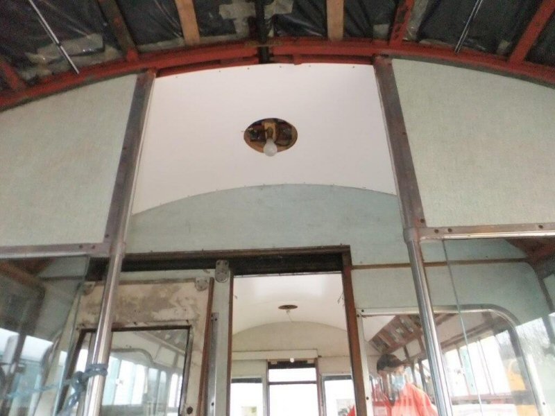 Class 100: Ceiling panels in the first vestibule